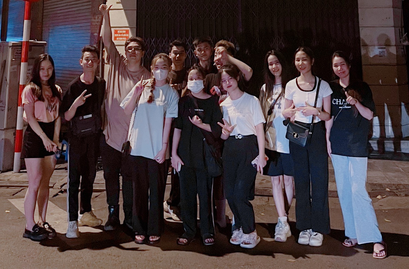 Vân Anh cùng các bạn sinh viên tham gia dự án “Hà Nội Chung Tay” - Dự án kiến tạo mái ấm cho người vô gia cư.