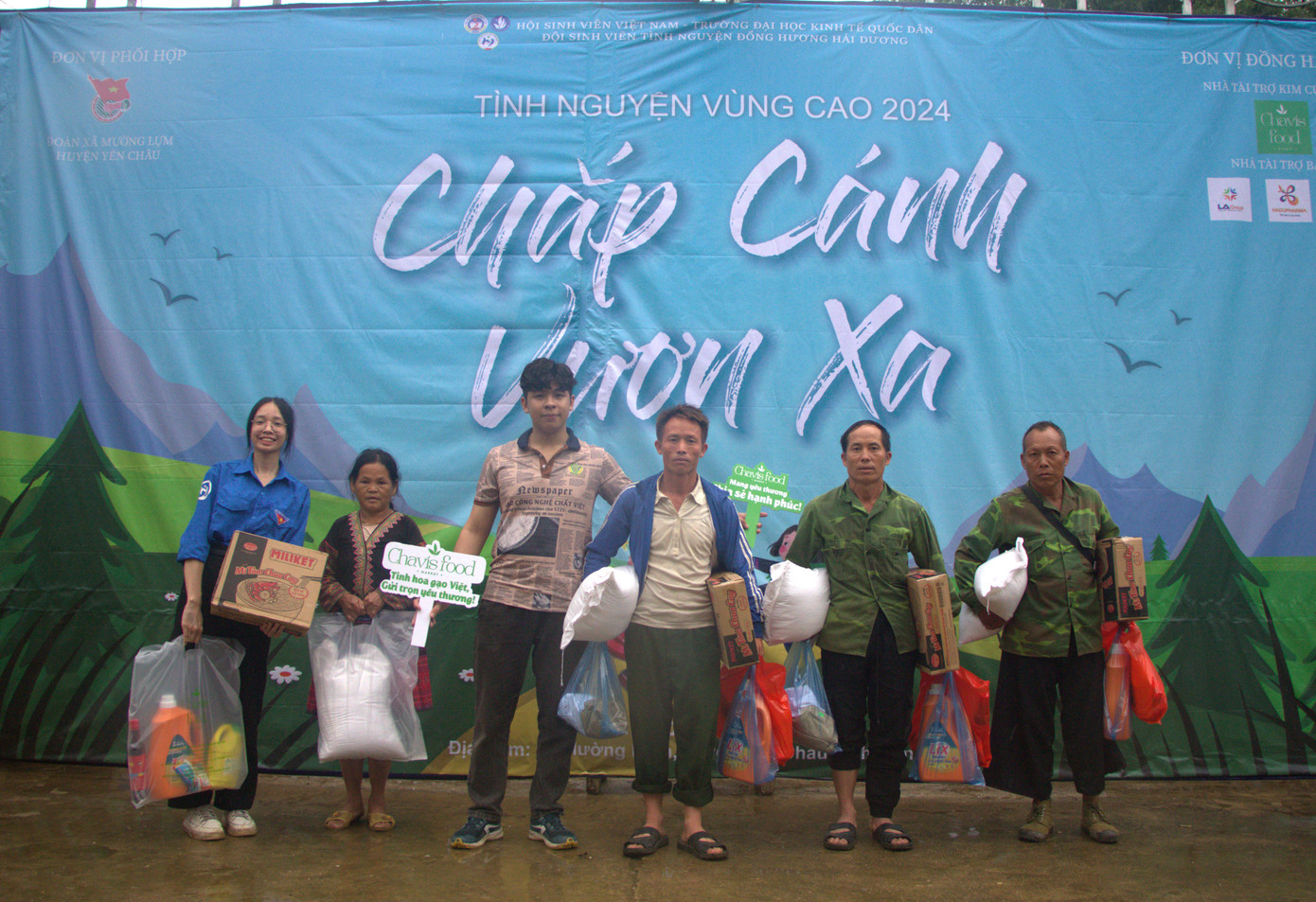 Những phần quà miễn phí là các nhu yếu phẩm như gạo, mì tôm, nước mắm, muối, nước giặt, quần áo,... để hỗ trợ những hộ nghèo trong xã. Những phần quà miễn phí là các nhu yếu phẩm như gạo, mì tôm, nước mắm, muối, nước giặt, quần áo,... để hỗ trợ những hộ nghèo trong xã.