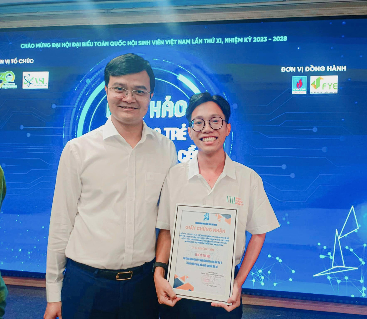 Tấn Thành vinh dự được chụp ảnh cùng anh Bùi Quang Huy - Uỷ viên dự khuyết T.Ư Đảng, Bí thư thứ nhất T.Ư Đoàn. Tấn Thành vinh dự được chụp ảnh cùng anh Bùi Quang Huy - Uỷ viên dự khuyết T.Ư Đảng, Bí thư thứ nhất T.Ư Đoàn.