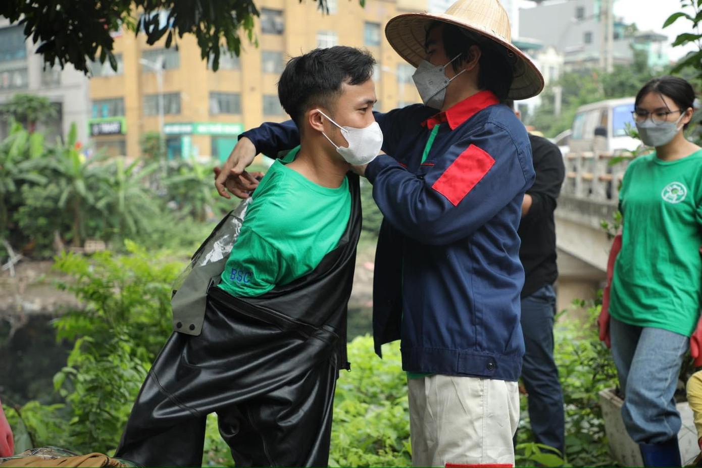 Tùng tích cực hoạt động với vai trò thành viên trong tổ chức.