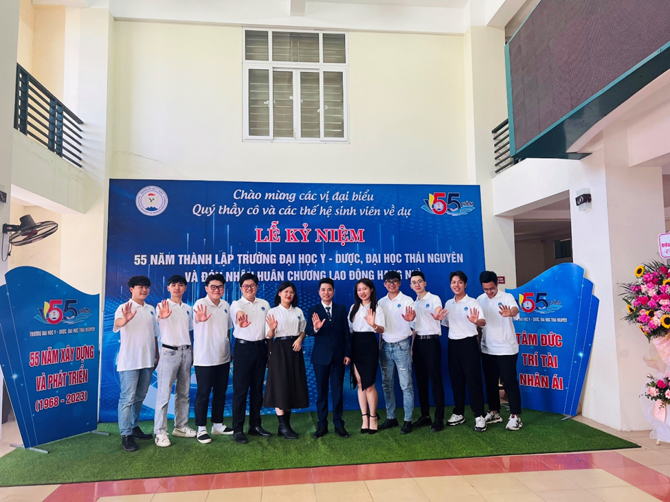 Tiến Anh cùng các thành viên trong Liên Chi đoàn - Liên Chi hội Bác sĩ đa khoa.