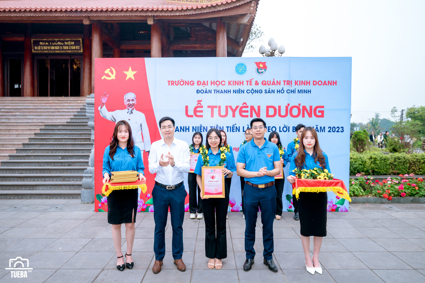 Huế (thứ ba từ trái sang) nhận danh hiệu Thanh niên tiên tiến làm theo lời Bác năm 2023.