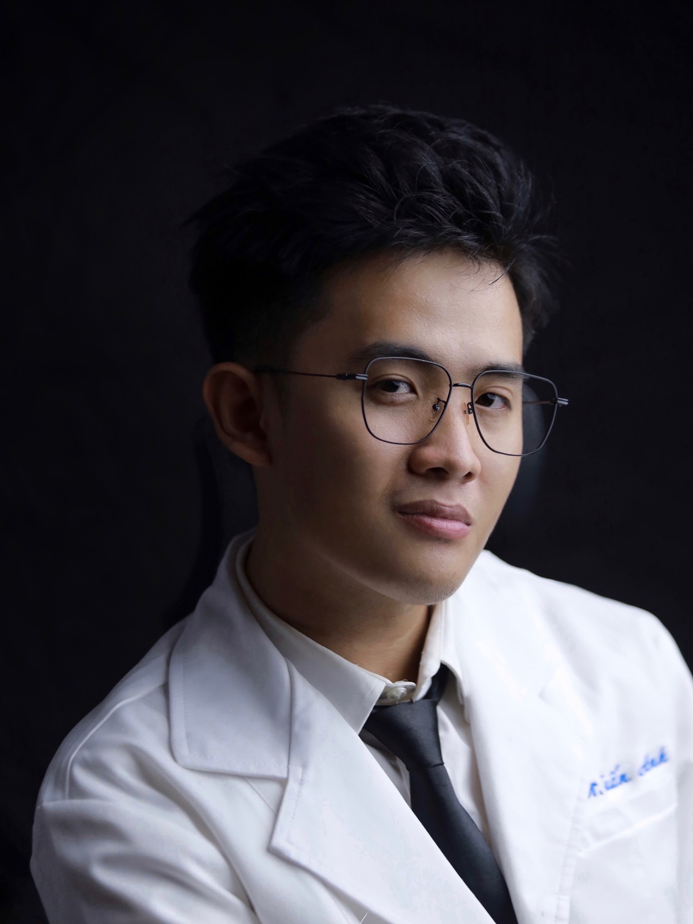 Nghiêm Tuấn Anh (sinh năm 1999) tốt nghiệp chuyên ngành Răng Hàm Mặt - Trường Đại học Y khoa Phạm Ngọc Thạch. Nghiêm Tuấn Anh (sinh năm 1999) tốt nghiệp chuyên ngành Răng Hàm Mặt - Trường Đại học Y khoa Phạm Ngọc Thạch.