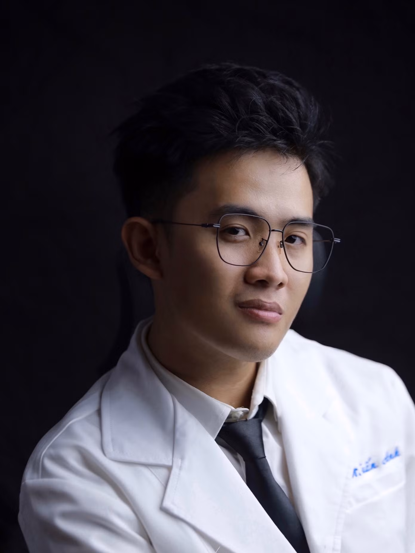 Nghiêm Tuấn Anh (sinh năm 1999) tốt nghiệp chuyên ngành Răng Hàm Mặt - Trường Đại học Y khoa Phạm Ngọc Thạch.