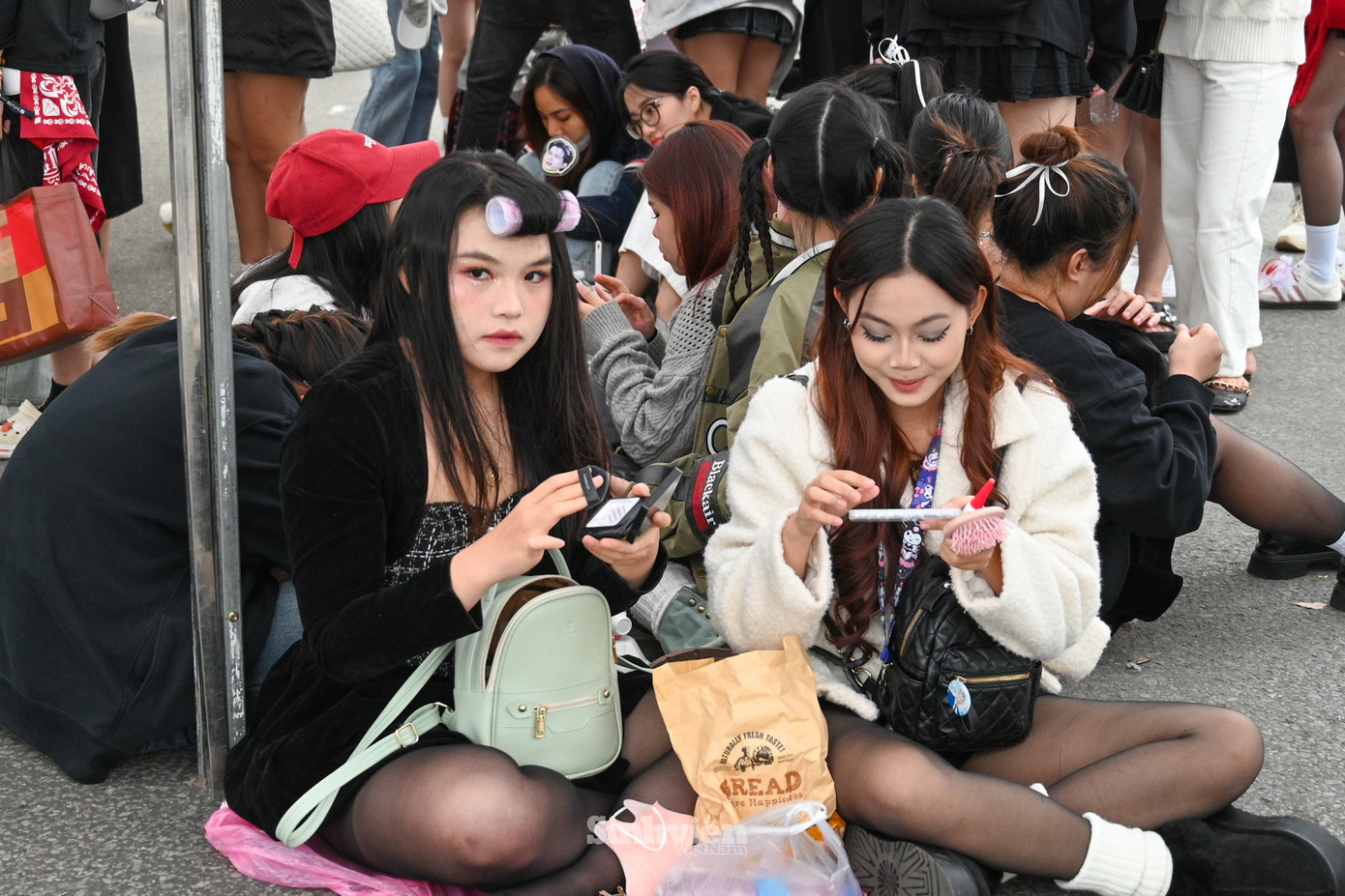 Nhiều bạn trẻ tranh thủ nghỉ tại chỗ, dặm lại lớp trang điểm.