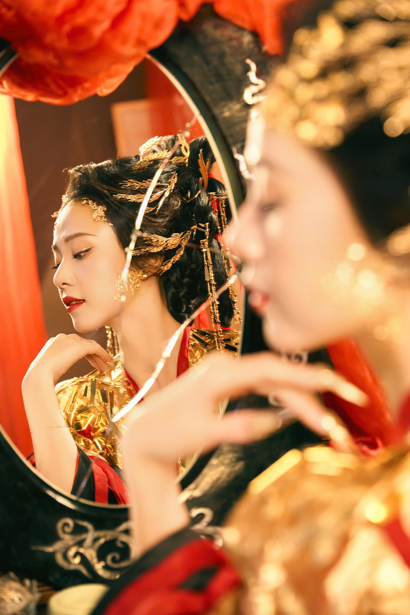 Với tông màu chủ đạo đỏ - đen - vàng kim, bộ ảnh không chỉ mang vẻ đẹp huyền bí mà còn chứa đựng những câu chuyện đầy cảm xúc