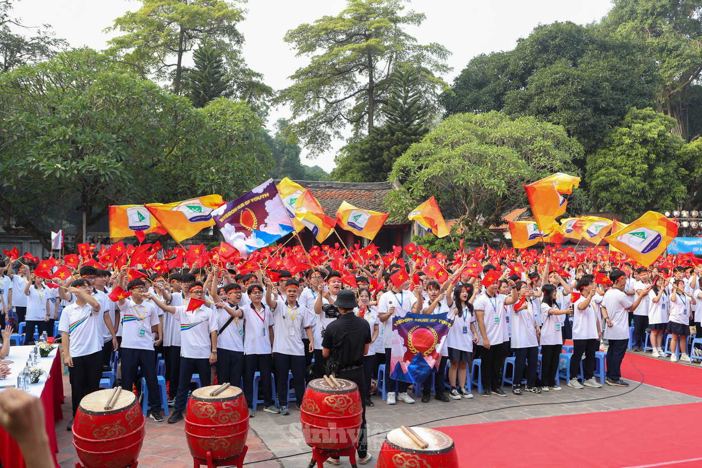 Không khí sôi động, nhiệt huyết trước giờ lên sóng.