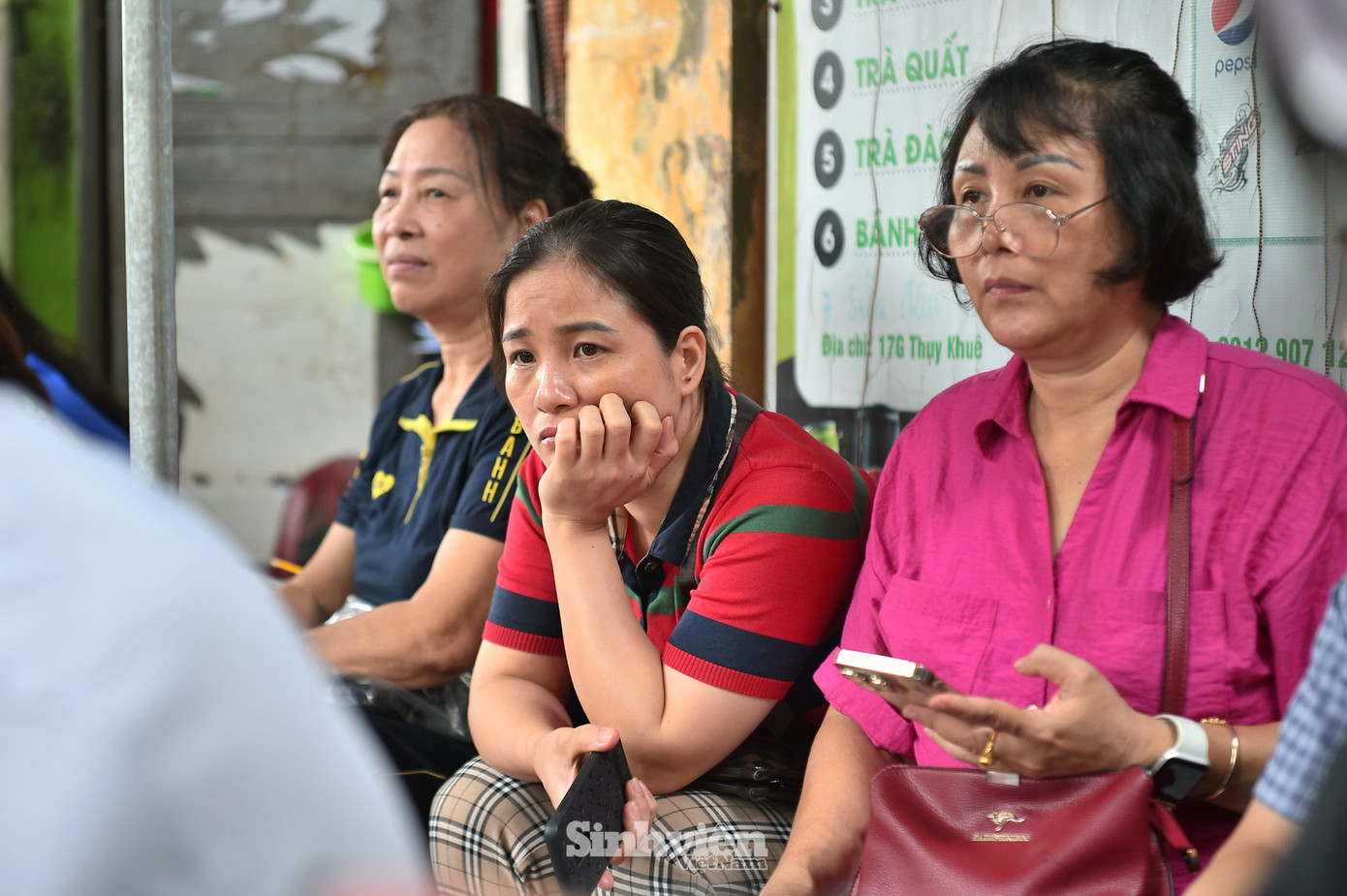 Những phút giây khắc khoải đợi chờ của các bậc phụ huynh. &quot;Từng phút trôi qua, bố mẹ chỉ hy vọng con suôn sẻ, may mắn&quot;.