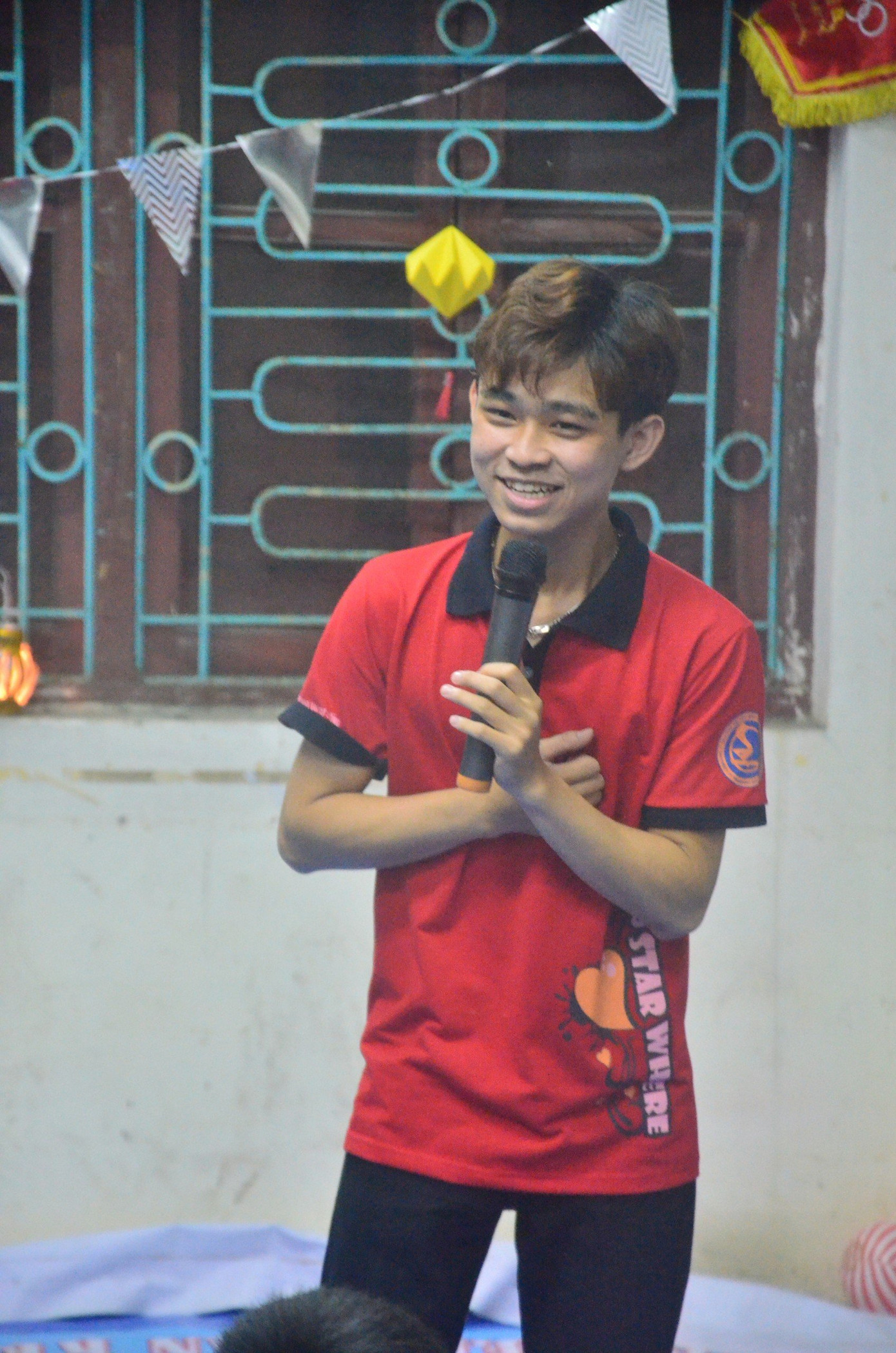 Mạnh luôn mang một nguồn năng lượng tích cực đến các bạn sinh viên.