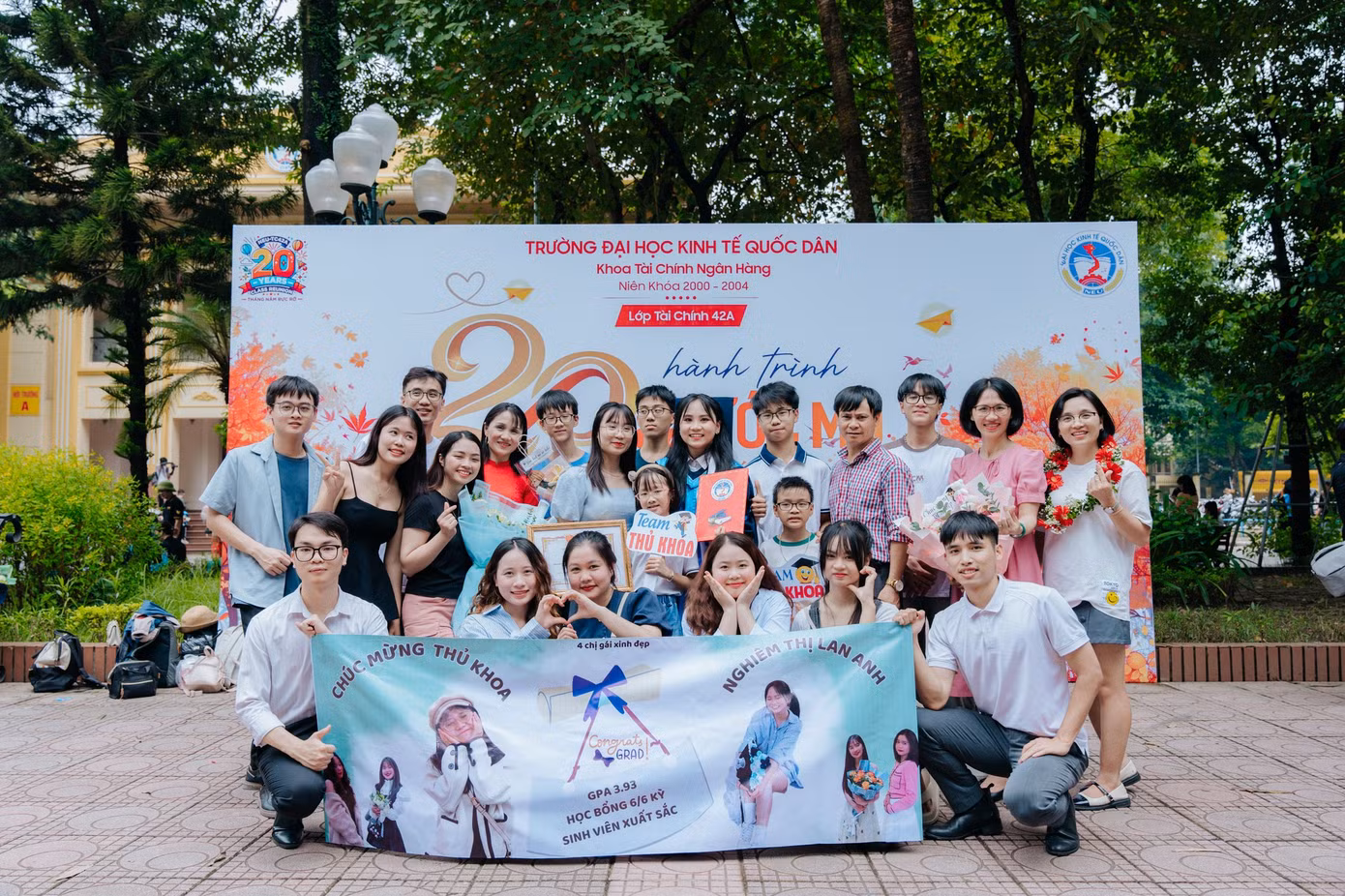 Lan Anh luôn biết ơn sự ủng hộ, giúp đỡ từ gia đình, thầy cô và bạn bè. Lan Anh luôn biết ơn sự ủng hộ, giúp đỡ từ gia đình, thầy cô và bạn bè.
