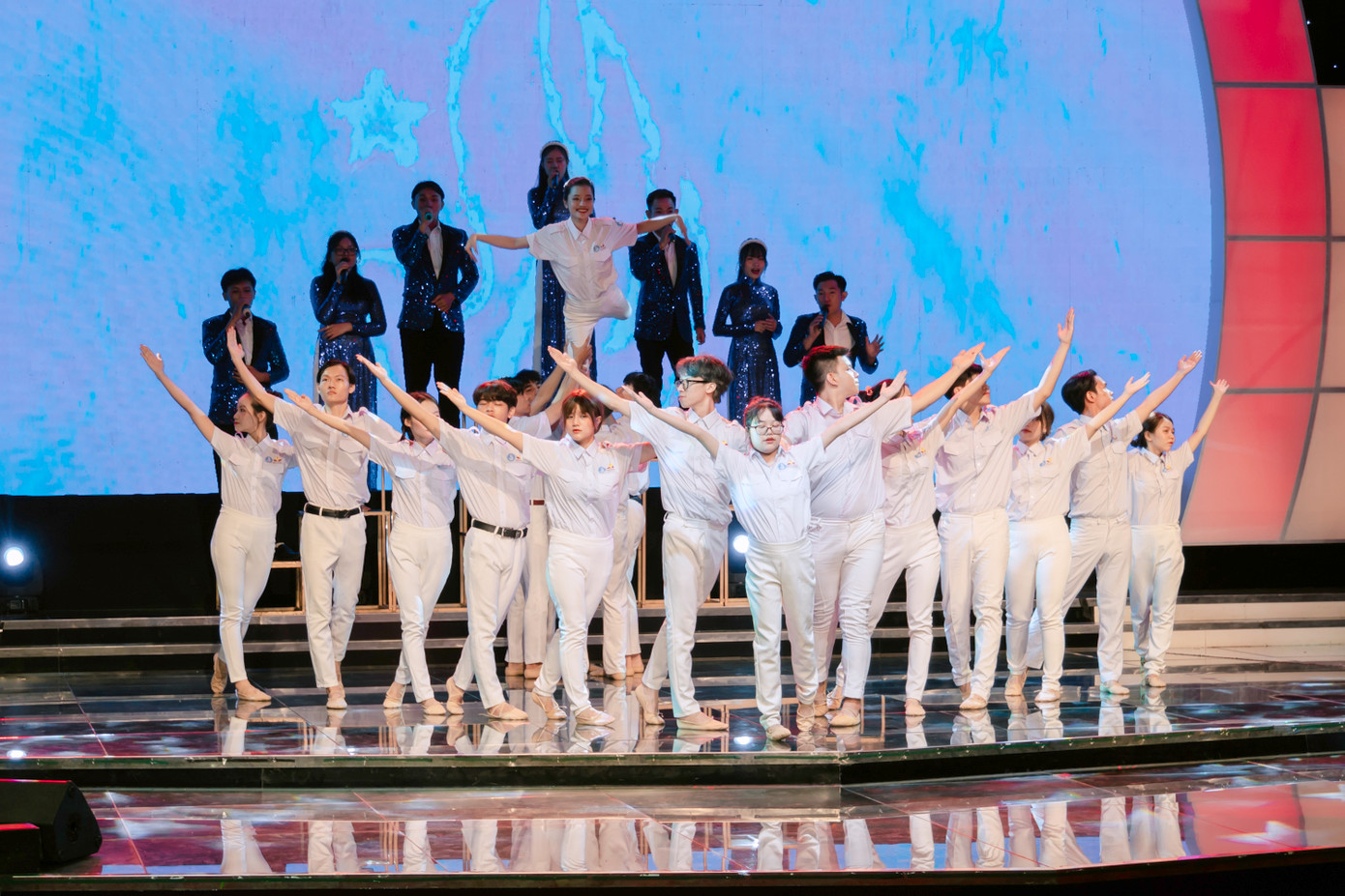 Phong trào văn nghệ sôi nổi của sinh viên trường Đại học Công nghệ Miền Đông. Phong trào văn nghệ sôi nổi của sinh viên trường Đại học Công nghệ Miền Đông.