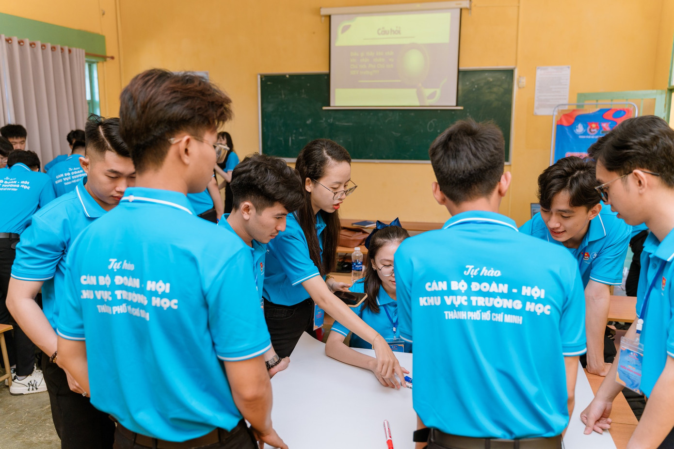 Là cán bộ Đoàn-Hội nhiệt huyết và trách nhiệm. Là cán bộ Đoàn-Hội nhiệt huyết và trách nhiệm.