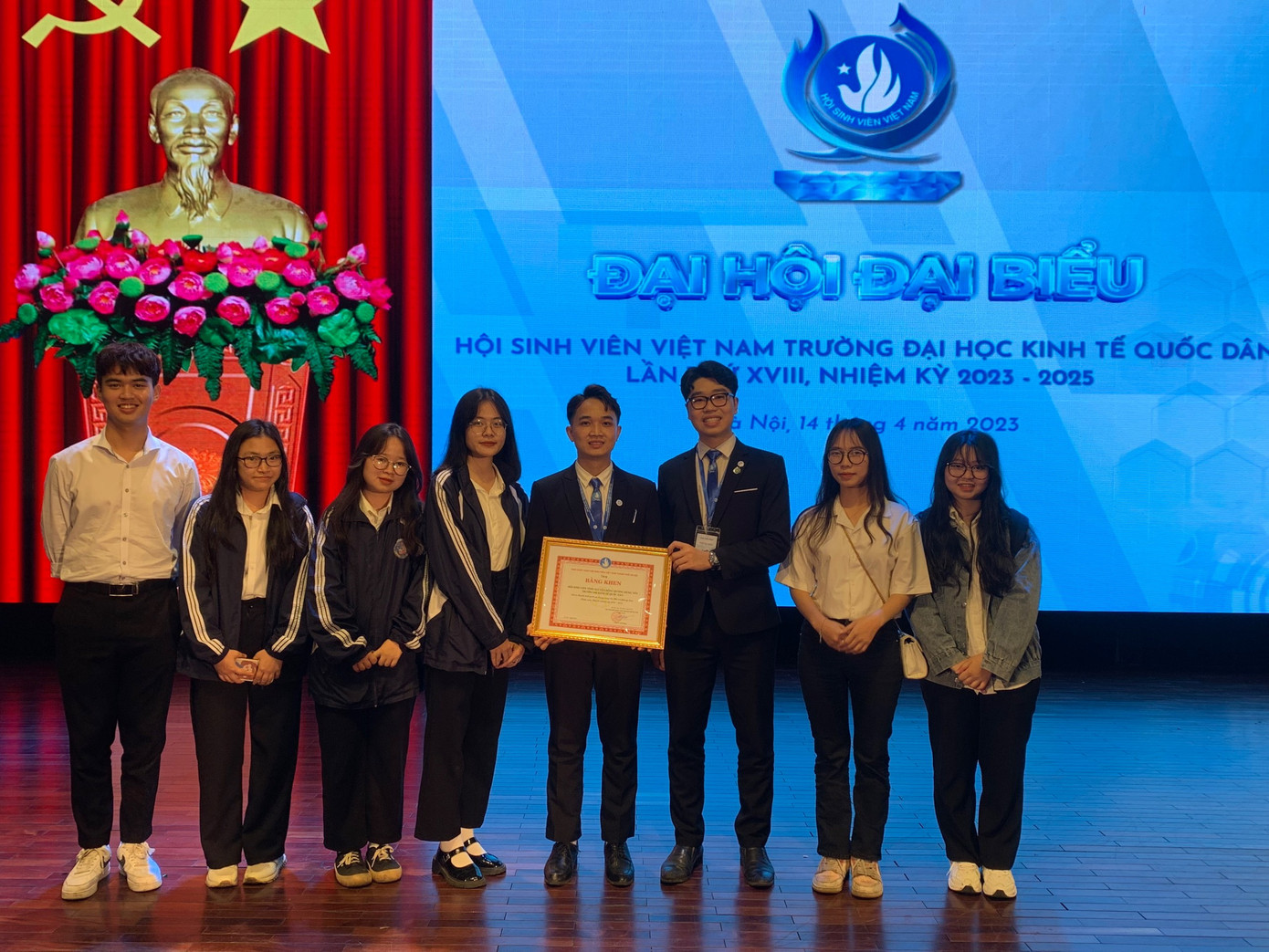 Đức Minh nhận khen thưởng của Hội Sinh viên Thành phố Hà Nội trong nhiệm kỳ 2020-2023. Đức Minh nhận khen thưởng của Hội Sinh viên Thành phố Hà Nội trong nhiệm kỳ 2020-2023.