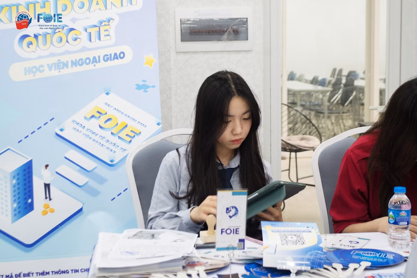 Nữ sinh bày tỏ, tham gia vào ngày hội DAV Open House, được tiếp xúc và trò chuyện với các em, mình cảm nhận được nhiều năng lượng cùng niềm hạnh phúc khi có thể đưa ra tư vấn tốt nhất cho các em.