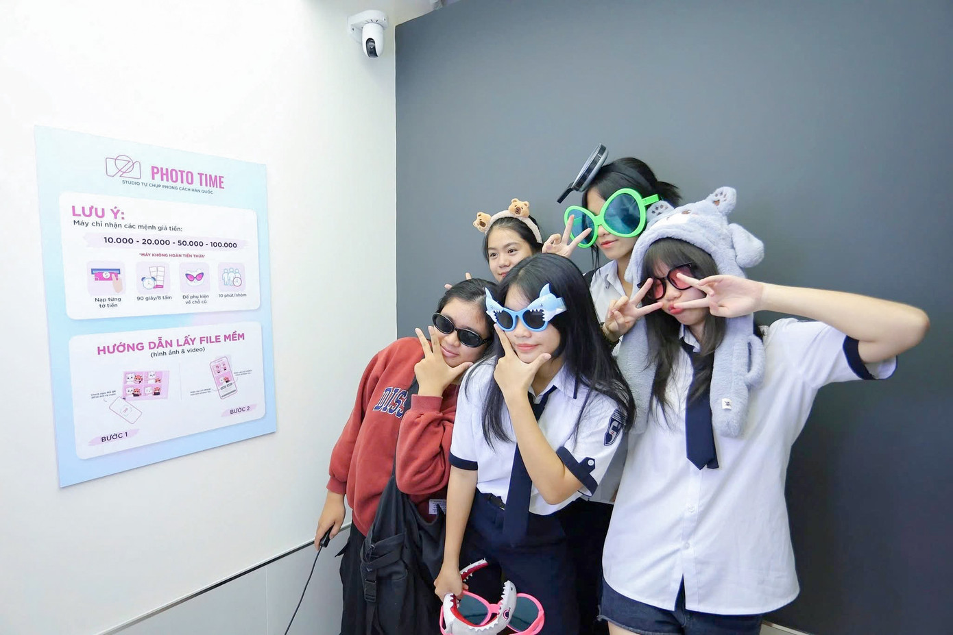 Các bạn trẻ cùng nhau chụp ảnh trong photobooth, lưu giữ những khoảnh khắc đáng nhớ. (Nguồn: PHOTOTIMEVietnam)