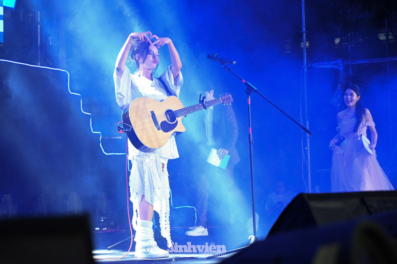 'Tình yêu' của Vũ Thanh Vân dành tặng sinh viên Trường Đại học Xây dựng Hà Nội.