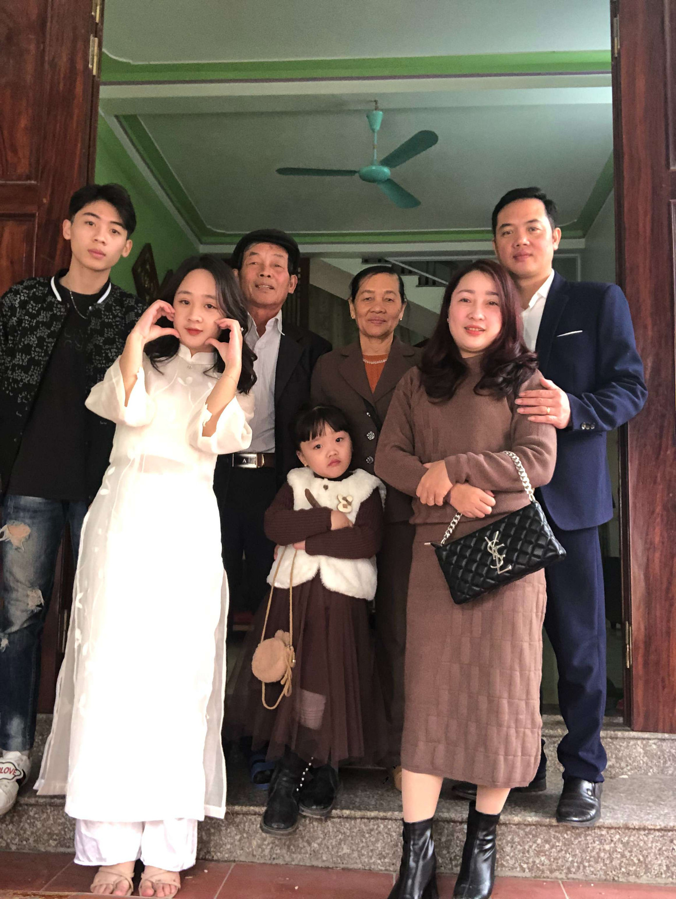 Lâm Anh chụp ảnh cùng gia đình nhỏ của cô ấy. Lâm Anh chụp ảnh cùng gia đình nhỏ của cô ấy.