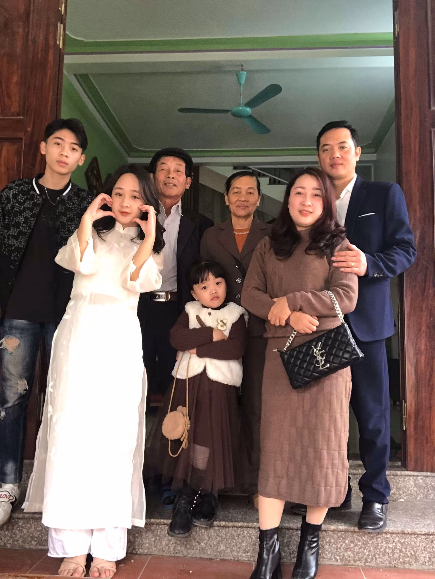 Lâm Anh chụp ảnh cùng gia đình nhỏ của cô ấy.