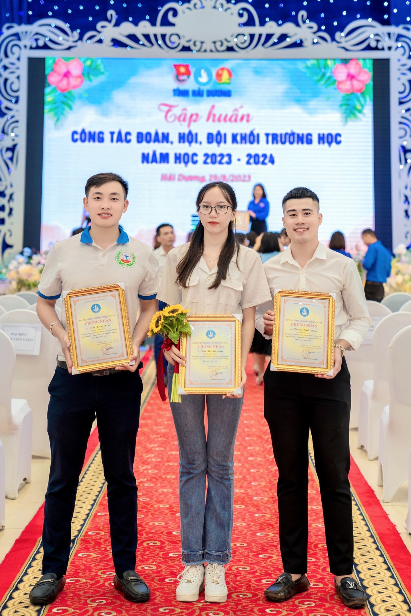 Mỹ Dung (ở giữa) đạt danh hiệu “Sinh viên 5 tốt” cấp trường 2 năm liên tiếp. Mỹ Dung (ở giữa) đạt danh hiệu “Sinh viên 5 tốt” cấp trường 2 năm liên tiếp.