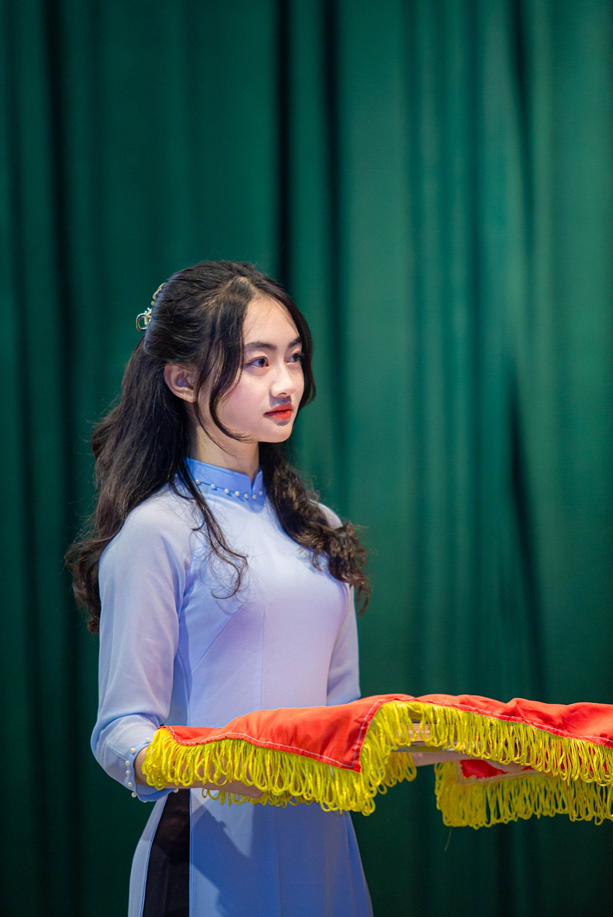 Hành trình trở thành Sinh viên 5 Tốt của Trần Thu Trang khởi đầu bằng việc quyết định đăng ký làm lễ tân cho chính buổi lễ tuyên dương. Hành trình trở thành Sinh viên 5 Tốt của Trần Thu Trang khởi đầu bằng việc quyết định đăng ký làm lễ tân cho chính buổi lễ tuyên dương.