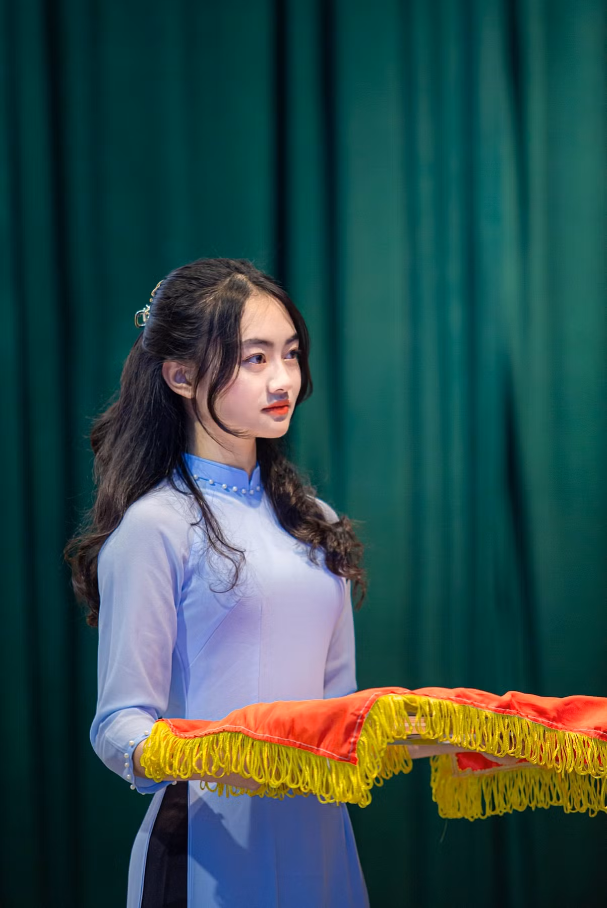 Hành trình trở thành Sinh viên 5 Tốt của Trần Thu Trang khởi đầu bằng việc quyết định đăng ký làm lễ tân cho chính buổi lễ tuyên dương.