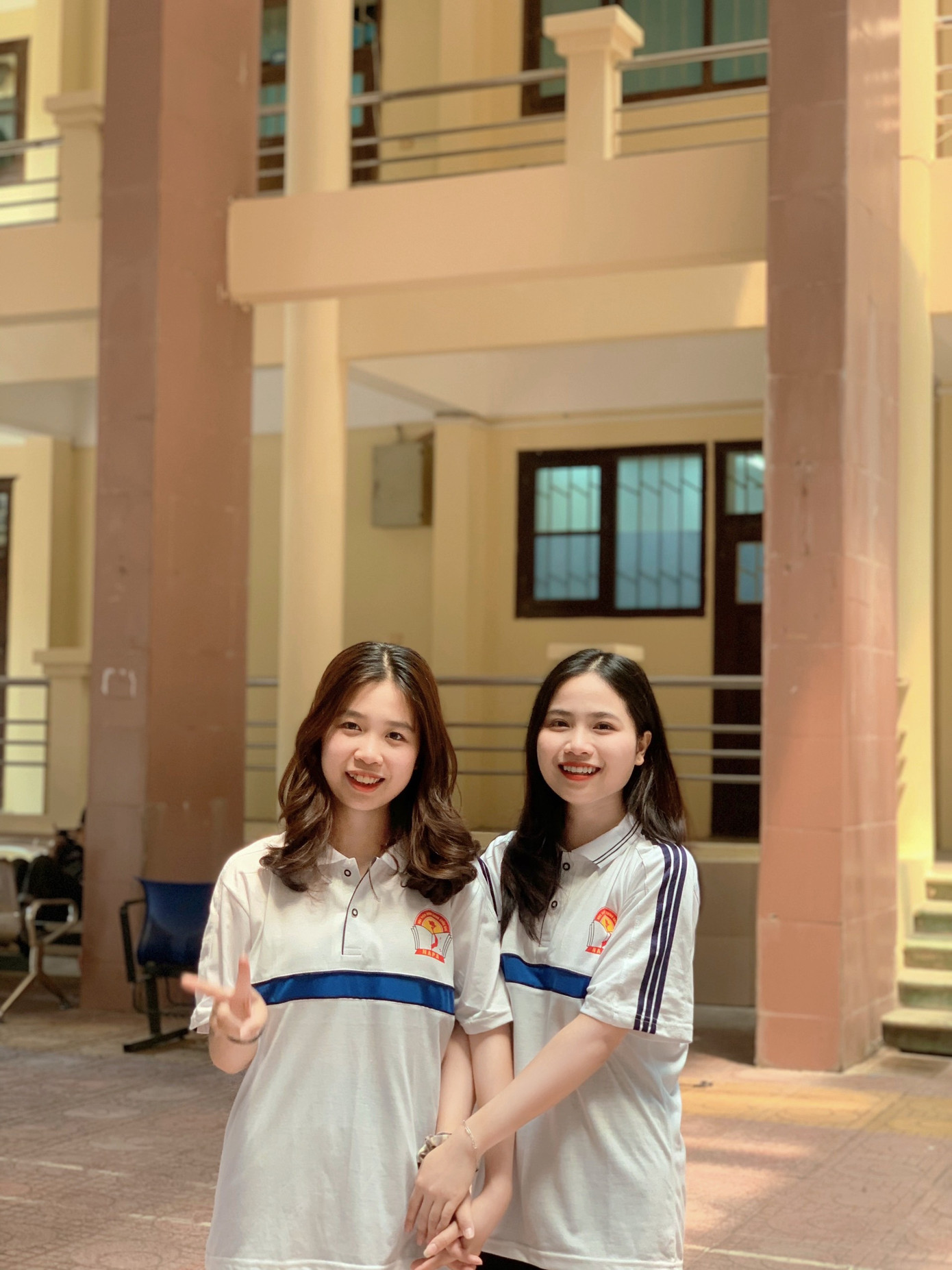 Kiều Anh chụp ảnh cùng người bạn đại học. Kiều Anh chụp ảnh cùng người bạn đại học.