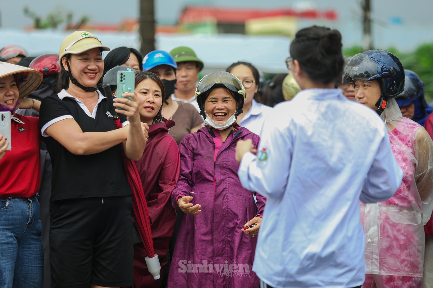 Niềm vui vỡ oà khi thấy con gái lạc quan bước ra từ phòng thi. (Ghi nhận tại điểm thi Trường THPT Tây Tiền Hải - Thái Bình)