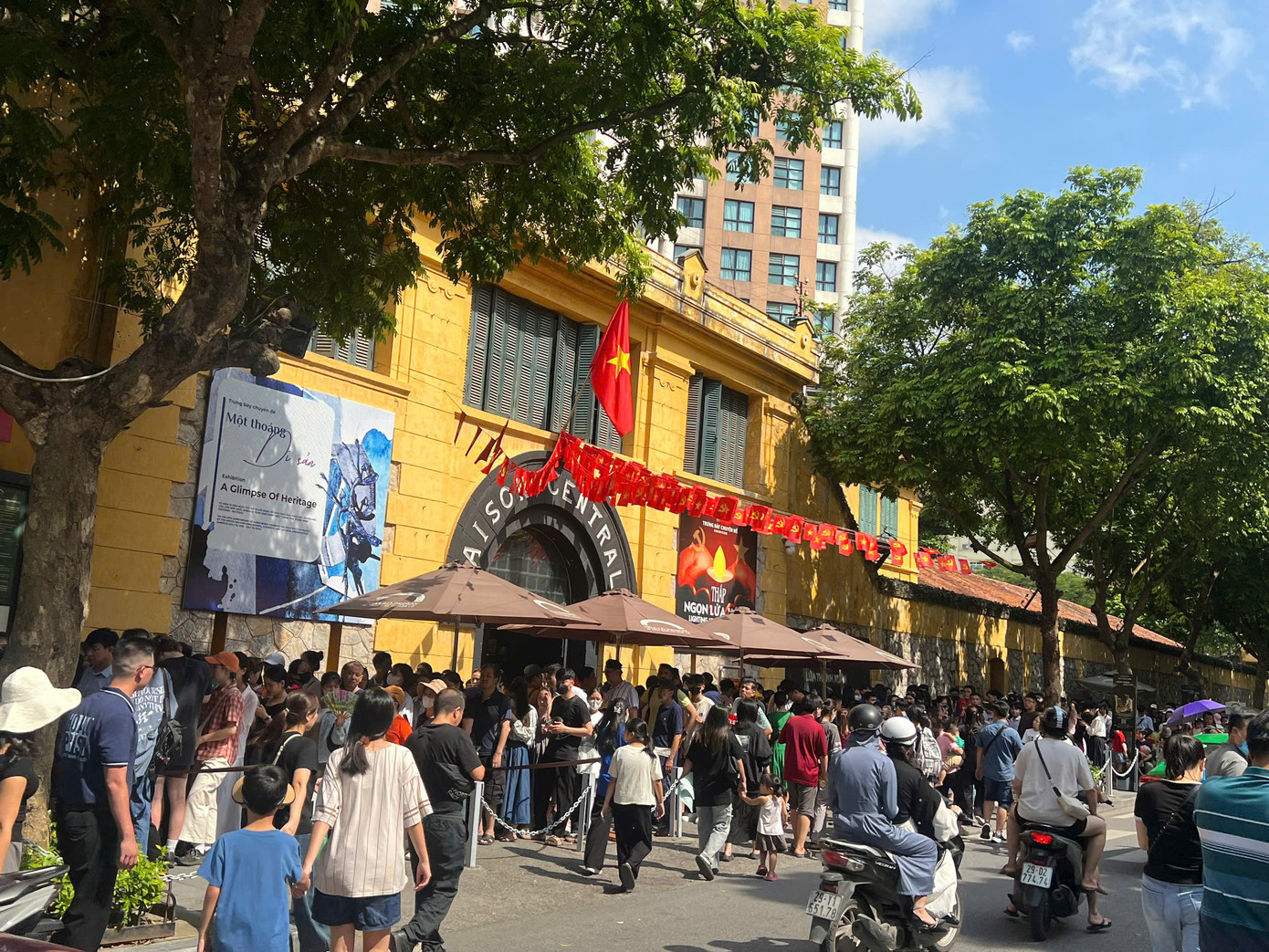 Người dân xếp hàng dài mua vé thăm nhà tù Hoả Lò.