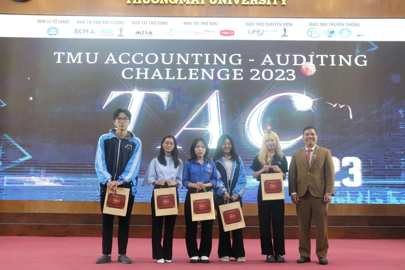 Thu Trang tích cực tham gia các tọa đàm, talkshow, cuộc thi.