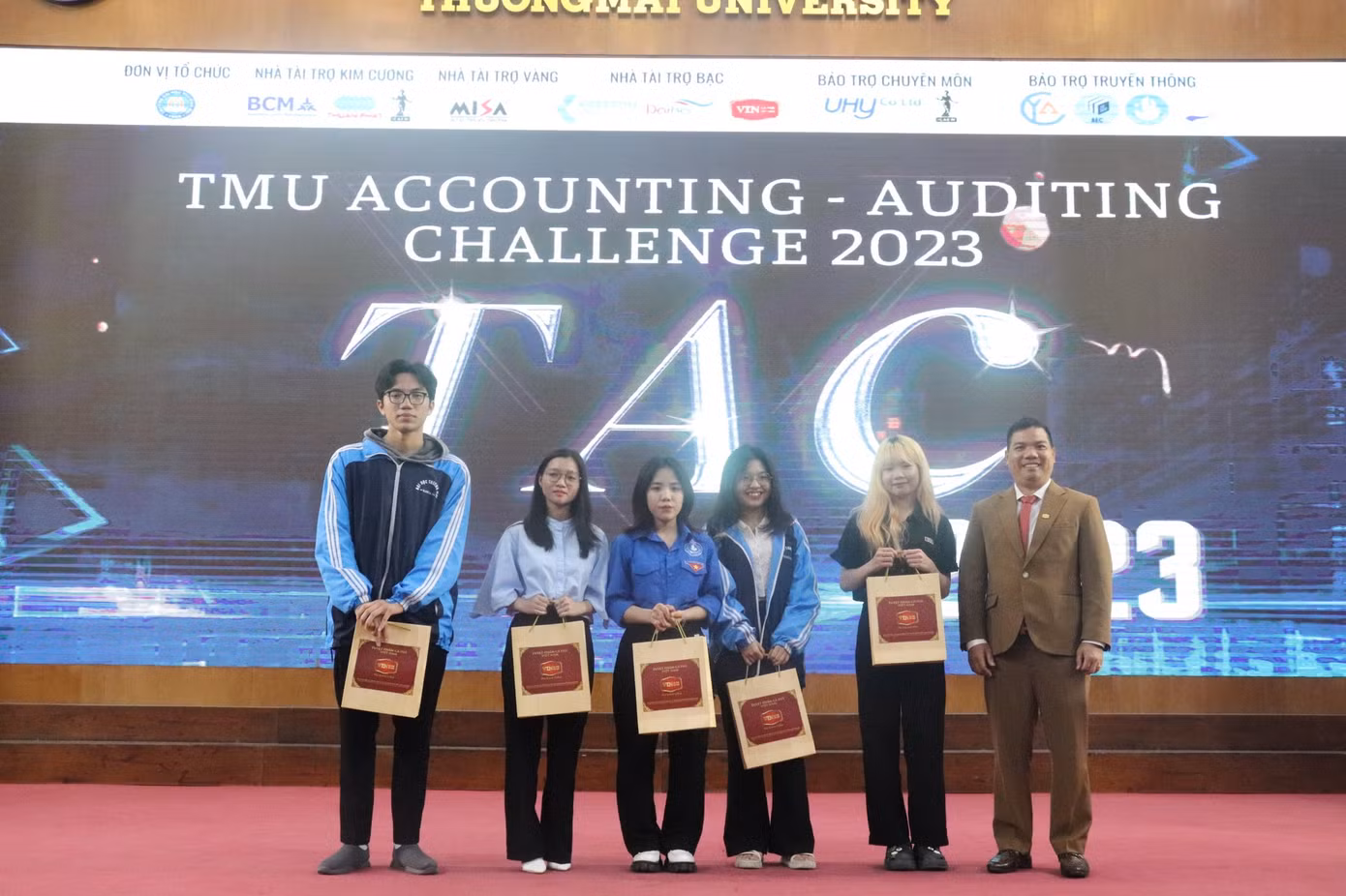Thu Trang tích cực tham gia các tọa đàm, talkshow, cuộc thi.