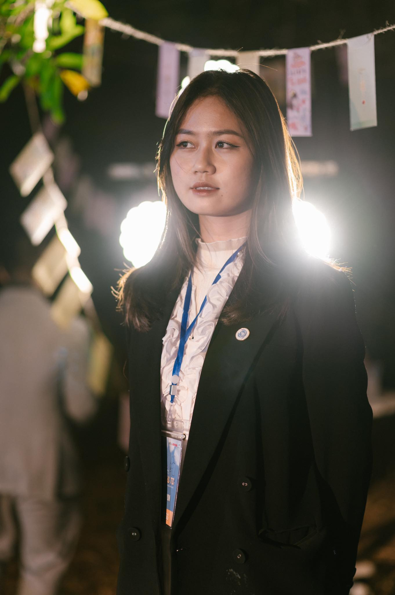 Cô nàng cố gắng phát triển bản thân để phấn đấu trở thành Đảng viên chính thức.