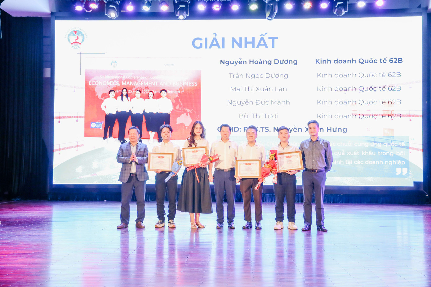 Hoàng Dương (Trưởng nhóm) cùng nhóm nghiên cứu nhận Giải Nhất Giải thưởng sinh viên NCKH Trường Đại học Kinh tế Quốc dân, xếp thứ 1 trong tổng số 400 đề tài của Trường. Hoàng Dương (Trưởng nhóm) cùng nhóm nghiên cứu nhận Giải Nhất Giải thưởng sinh viên NCKH Trường Đại học Kinh tế Quốc dân, xếp thứ 1 trong tổng số 400 đề tài của Trường.