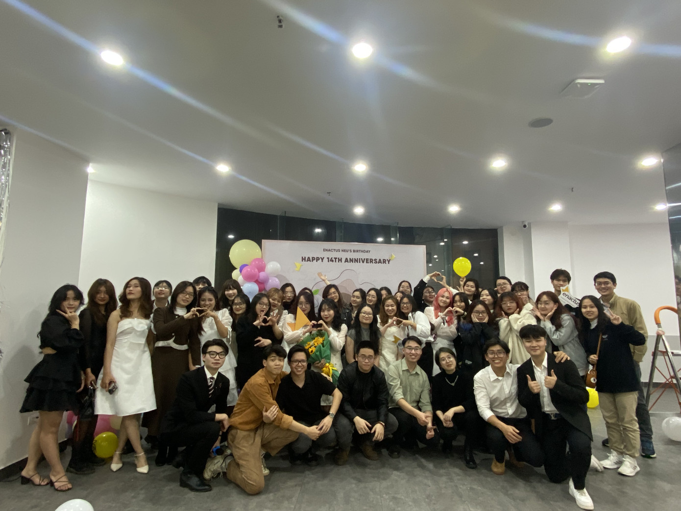 Hoàng cùng các bạn sinh viên tại buổi sinh nhật Đội lần thứ 14. Hoàng cùng các bạn sinh viên tại buổi sinh nhật Đội lần thứ 14.