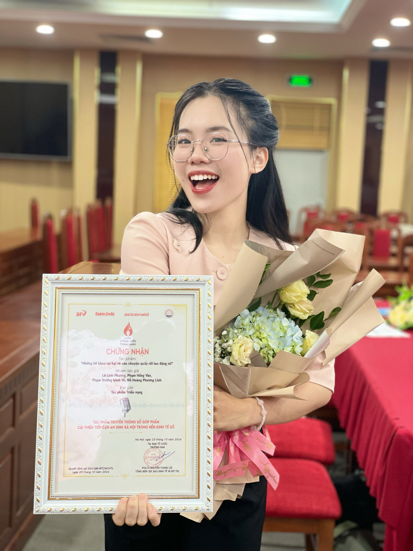 Linh Phương nhận Giải Triển vọng tại cuộc thi Tác phẩm Truyền thông số góp phần cải thiện tiếp cận an sinh xã hội trong nền kinh tế số.