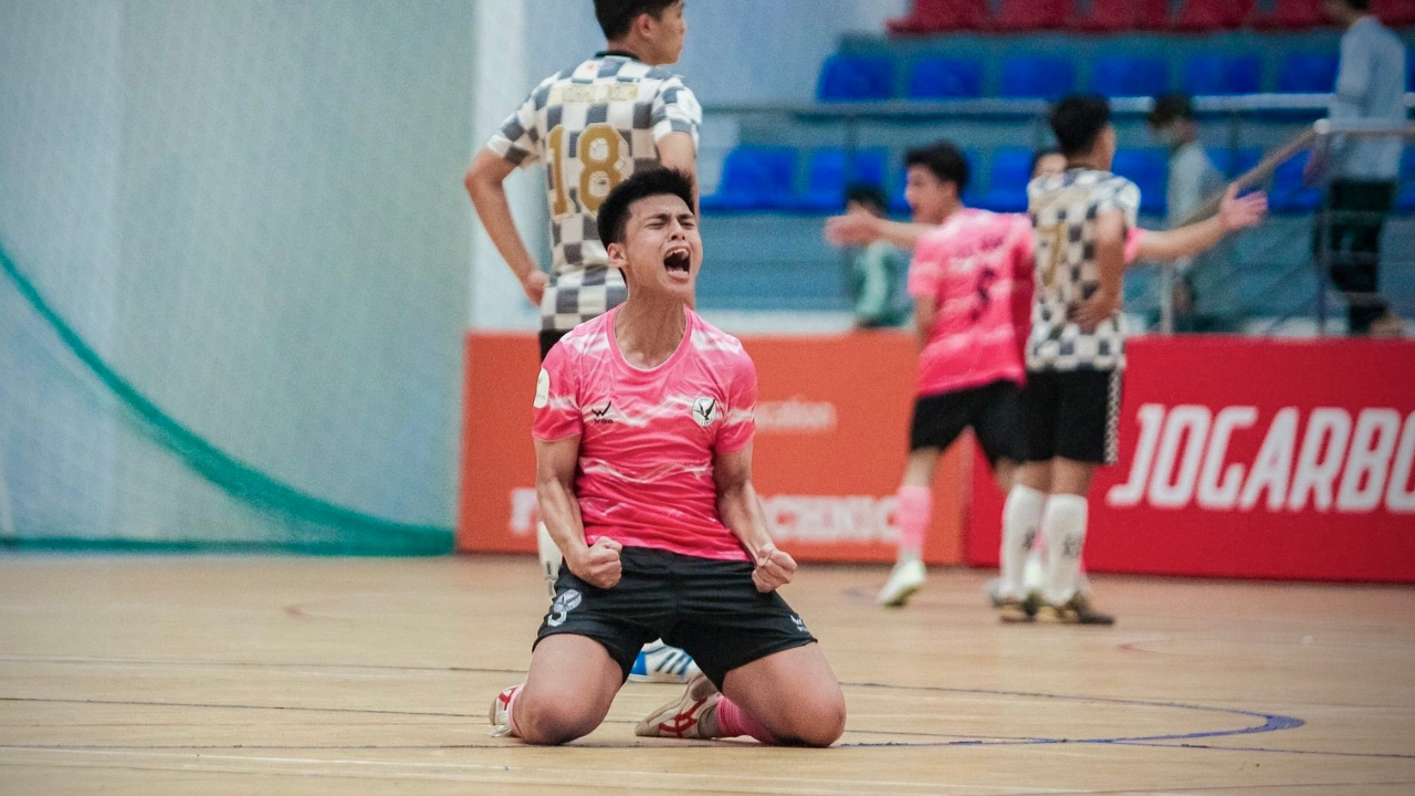 Huy khi là thành viên của CLB Bóng đá nam của trường - FC USSH. Huy khi là thành viên của CLB Bóng đá nam của trường - FC USSH.