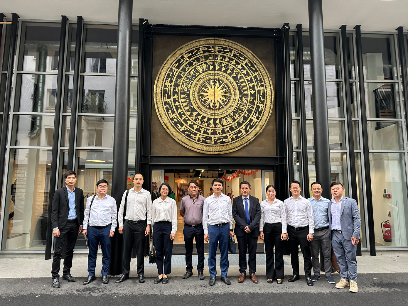 Đoàn công tác Trung ương Đoàn thăm và làm việc tại Pháp. Đoàn công tác Trung ương Đoàn thăm và làm việc tại Pháp.