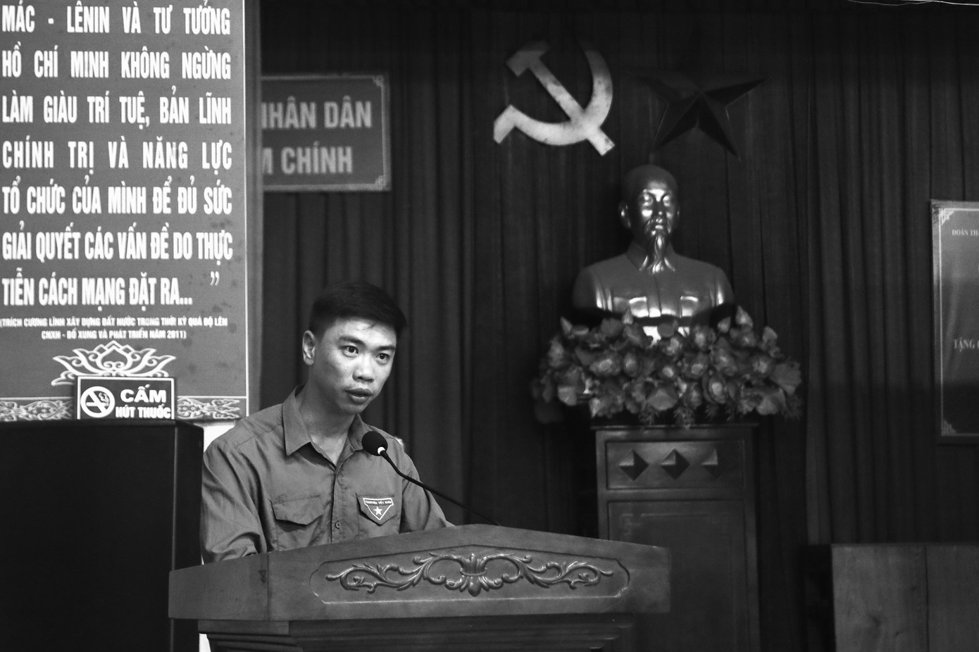 Anh Bùi Văn Đức - Bí thư đoàn xã Nam Chính thay mặt đoàn viên, thanh niên bày tỏ niềm tiếc thương vô bờ trước sự ra đi của Tổng Bí thư Nguyễn Phú Trọng - Tấm gương sáng ngời về đạo đức cách mạng.