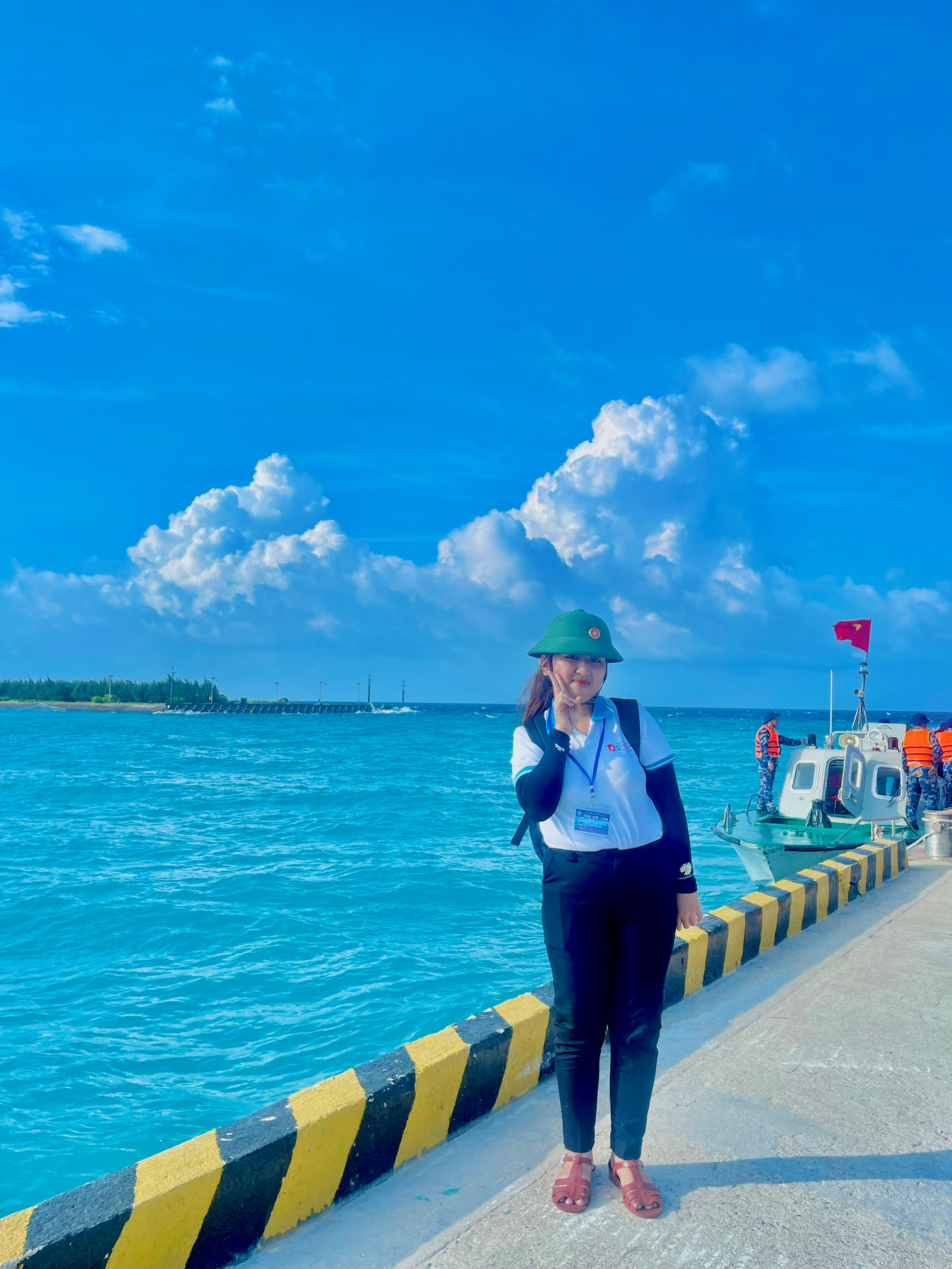 Cẩm Vân được Bộ Tư Lệnh Hải Quân phong tặng huy hiệu “Chiến sĩ Trường Sa”.