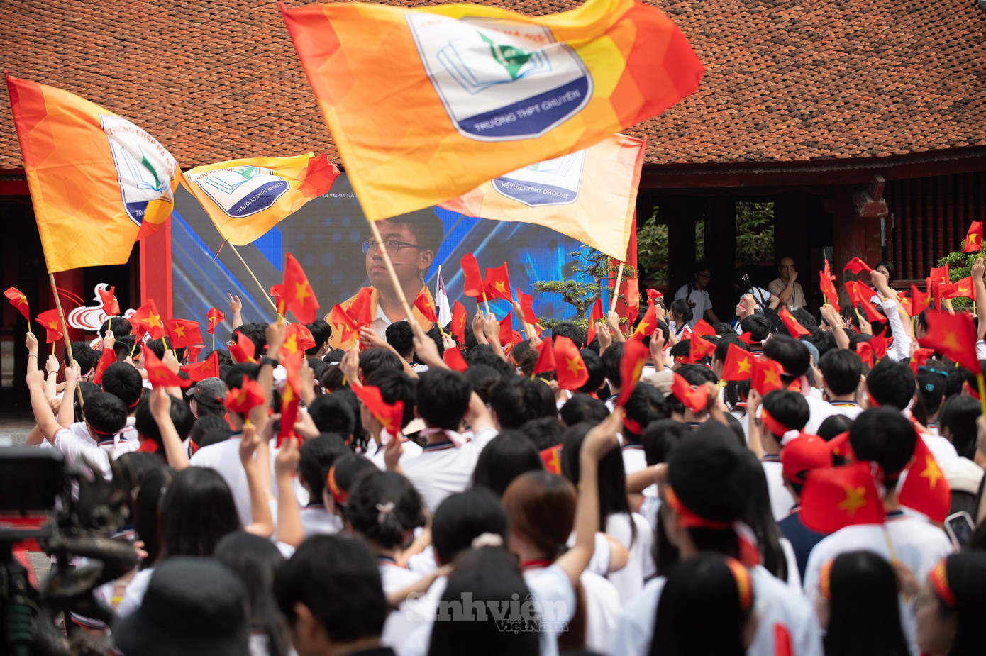 "Nhà vô địch của Trường THPT Chuyên Đại học Sư phạm".