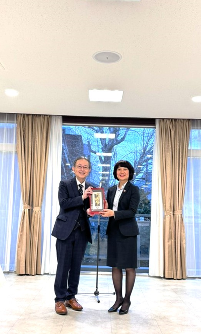 GS. TS. Ishikawa Jun, Phó Hiệu trưởng Đại học Rikkyo, Tokyo, Nhật Bản phát biểu chào mừng và nhận quà lưu niệm từ Trường Đại học Ngoại thương.