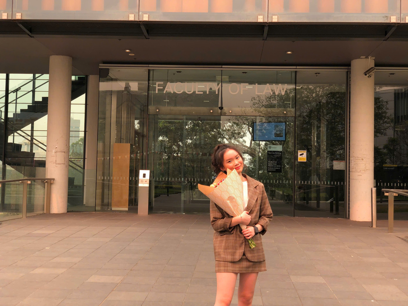 Yến Nhi chụp tại khoa Luật, Đại học Sydney năm 2019.