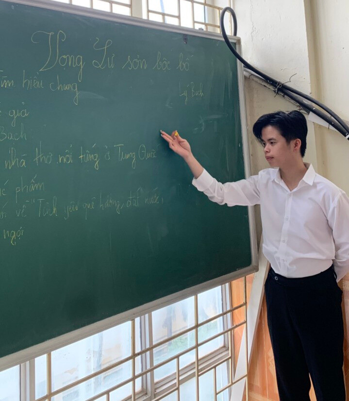 Thanh Đối đang đứng lớp giảng môn chuyên ngành: “Nghề giáo viên là nghề cao quý nhất trong các nghề cao quý”.