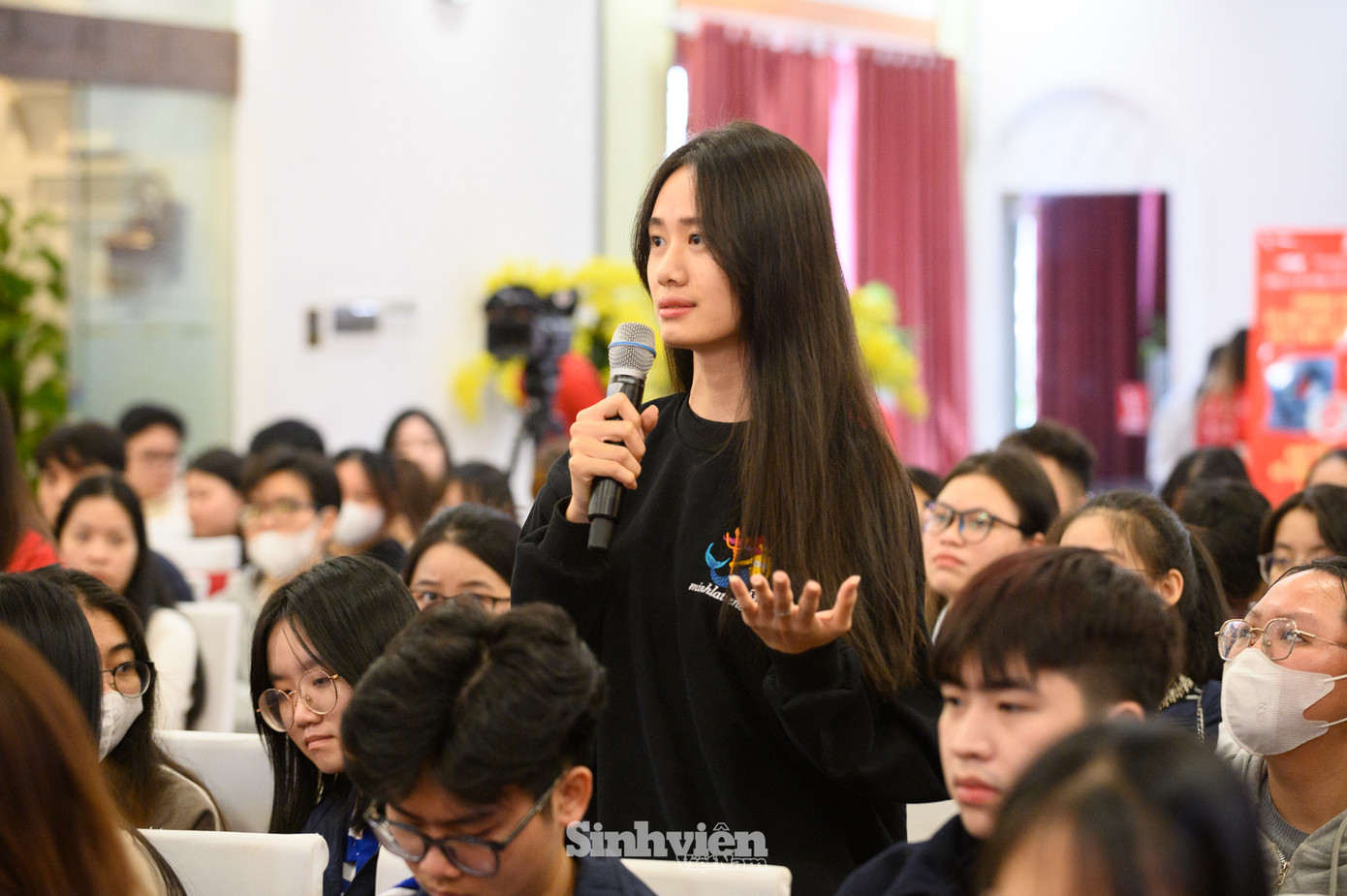 Các thí sinh trao đổi và lắng nghe giải đáp các vấn về cuộc thi. Các thí sinh trao đổi và lắng nghe giải đáp các vấn về cuộc thi.