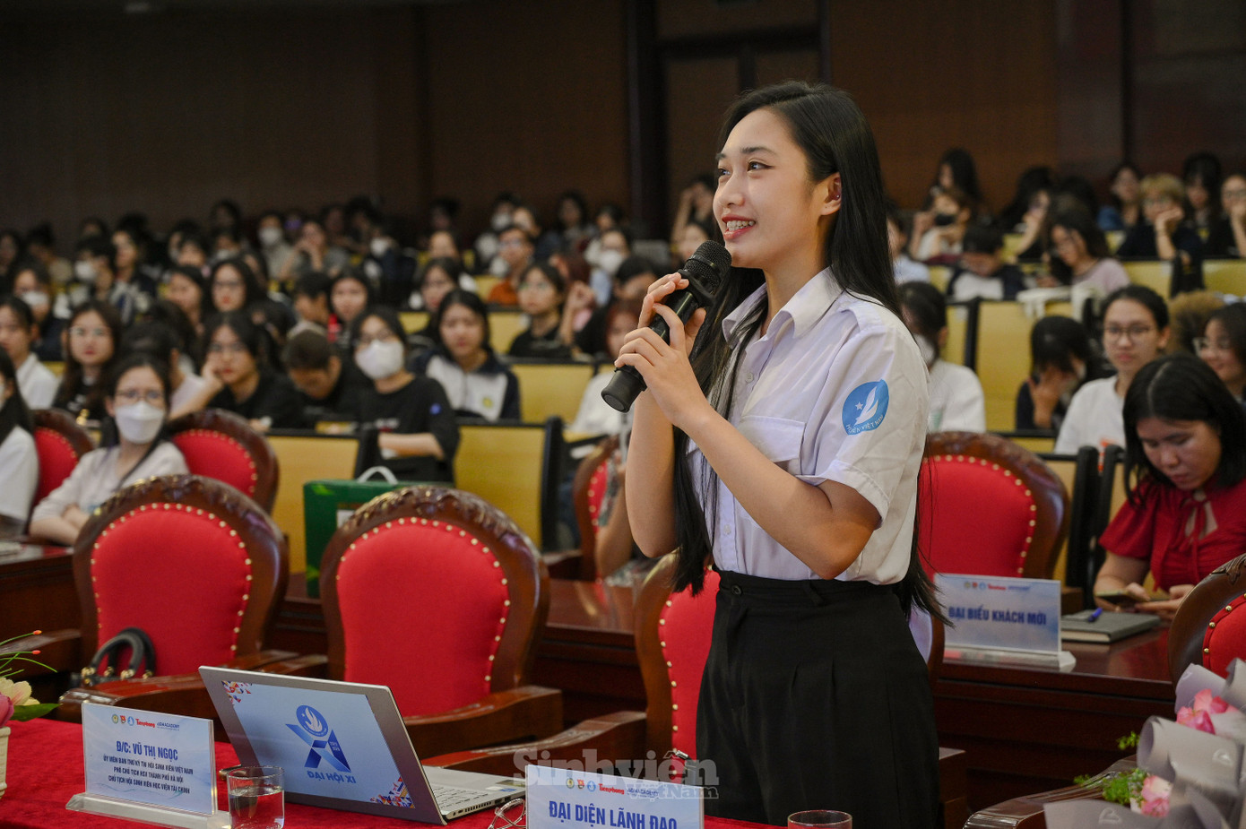 Chủ tịch Hội Sinh viên Học viện Tài chính Vũ Thị Ngọc đặt câu hỏi với diễn giả Nguyễn Thị Thạch Thảo.