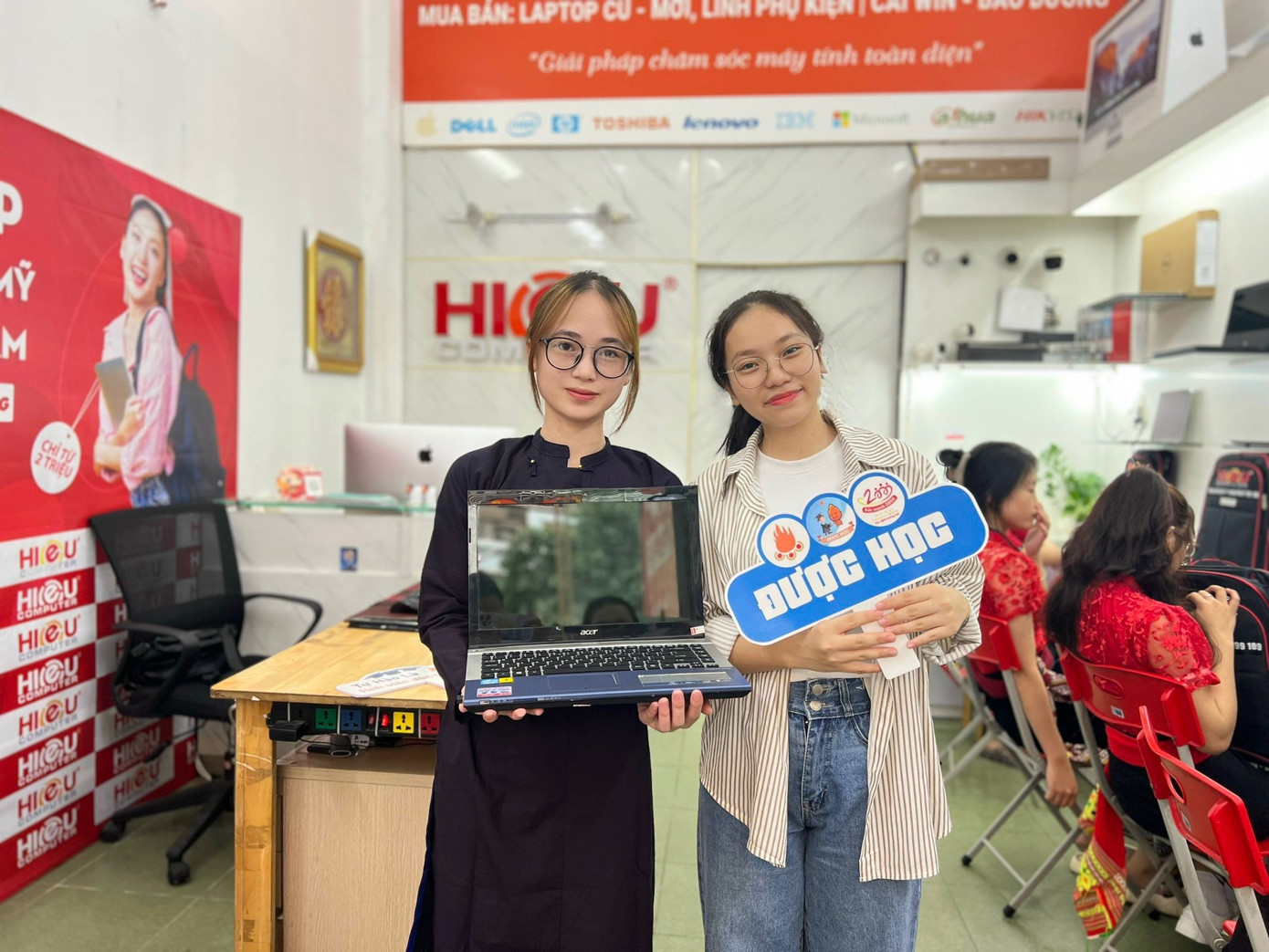 Hương Giang (bên phải) là người quản lý dự án “Được học - Đỡ đầu laptop cũ cho sinh viên dân tộc".