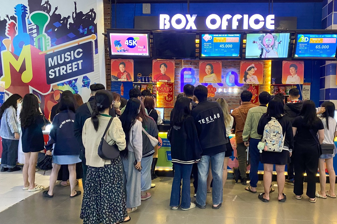 Khán giả xếp hàng mua vé tại rạp Beta Thanh Xuân trong tối đầu tiên cụm rạp này chiếu phim Đào, phở và piano.