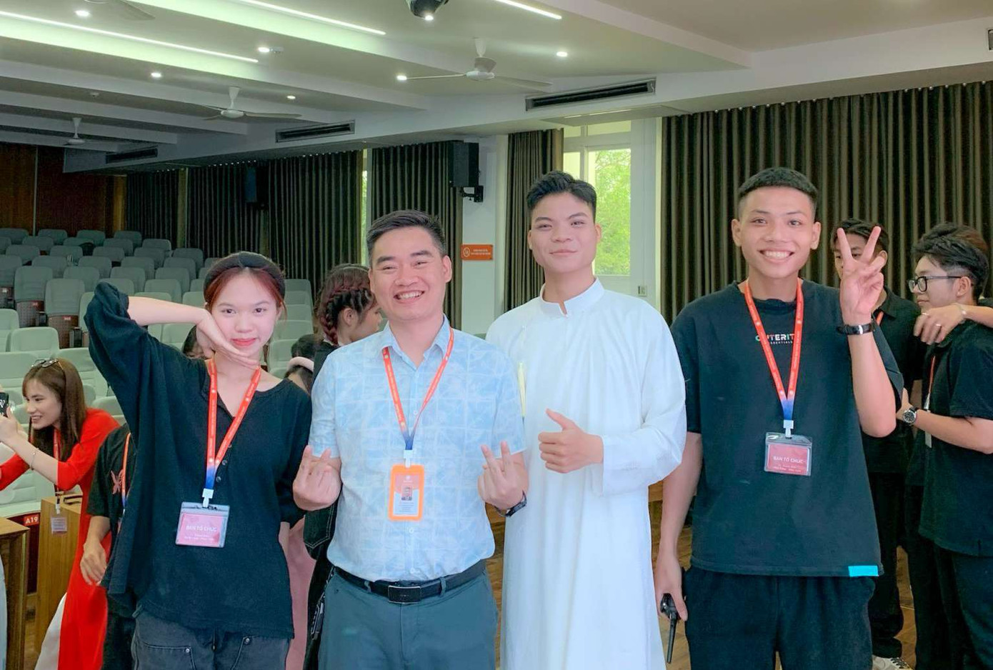 Sinh viên Vũ Huyền Trang (ngoài cùng bên trái) tự hào vì bản thân đã trưởng thành hơn sau khi học môn Quản trị sự kiện. Sinh viên Vũ Huyền Trang (ngoài cùng bên trái) tự hào vì bản thân đã trưởng thành hơn sau khi học môn Quản trị sự kiện.