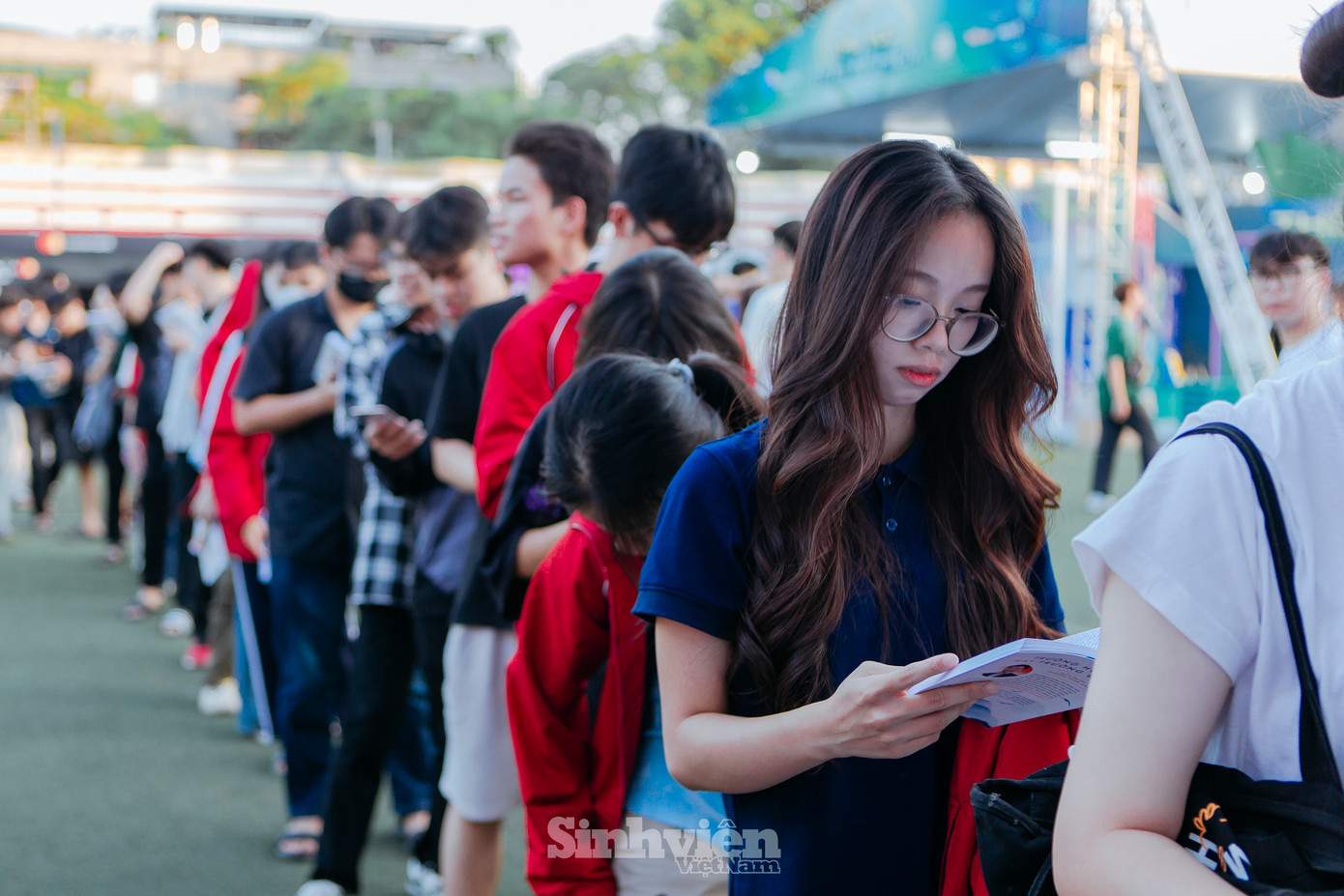 Bạn Thu Huệ, sinh viên Đại học Bách khoa chia sẻ những ấn tượng về cuốn sách: &quot;Ấn tượng đầu tiên của mình là cuốn sách đẹp, cả bìa và ruột đều trình bày ấn tượng. Đọc tiêu đề các chương và một số đoạn trong sách, mình thích thú vì giọng văn của tác giả gần gũi, như một người anh trò chuyện với mình vậy. Học nhiều nên đôi khi mình sợ những cuốn sách bị học thuật quá, nhưng cuốn sách này thì ngược lại, rất thú vị.&quot;