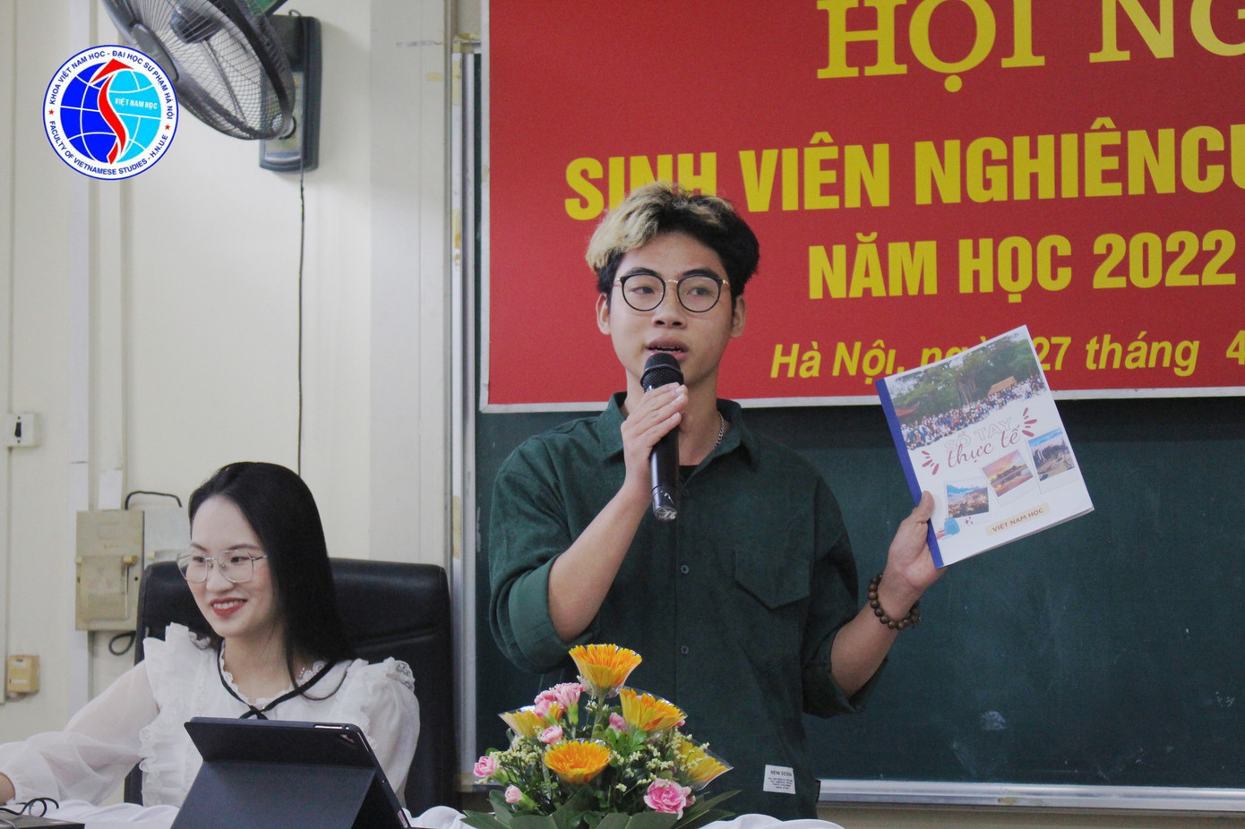 Nam sinh viên tham gia thi nghiên cứu khoa học tại khoa Việt Nam học vào tháng 4/2023.