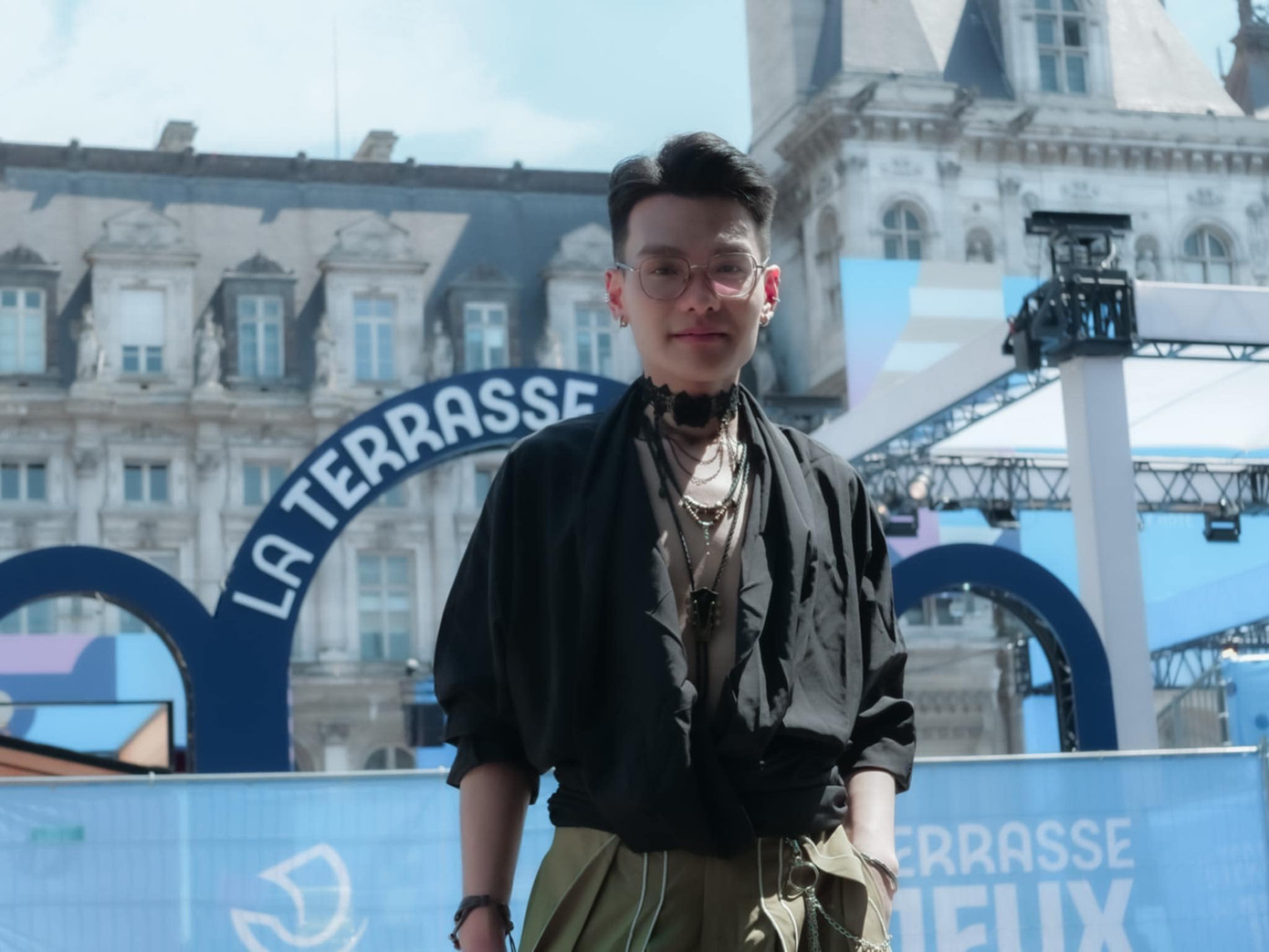 Hoàng Nam trước Toà thị chính Paris được trang trí chào đón Olympic Paris 2024.